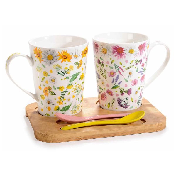 Set od 2 porculanske šalice sa 2 porculanske žlice na drvenom pladnju